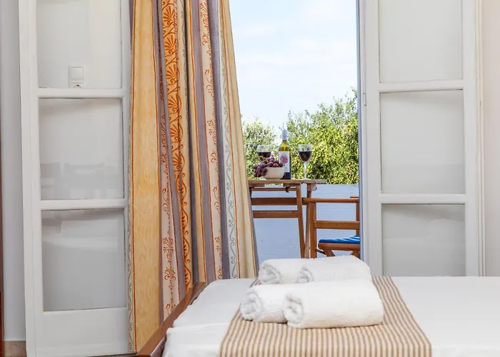 Surfer Paradise * Naxos City